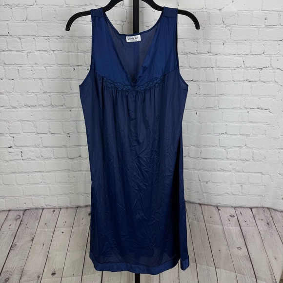 Vanity Fair Navy Coloratura Nightgown Size Medium - Picture 1 of 8